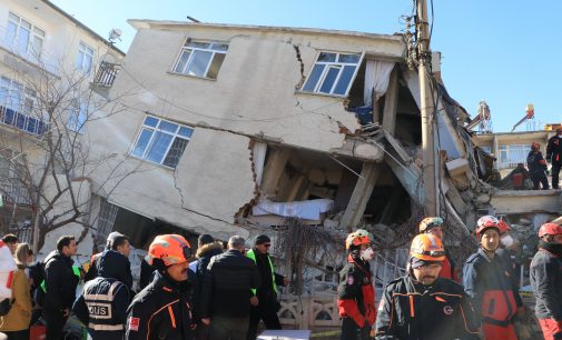 Sözcü yazarı: Depremin yaşandığı Sivrice ilçesinde hastane yok!