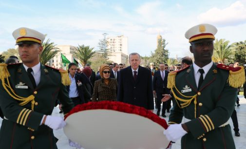Erdoğan, eşi ve dört bakanla birlikte Cezayir’e gitti