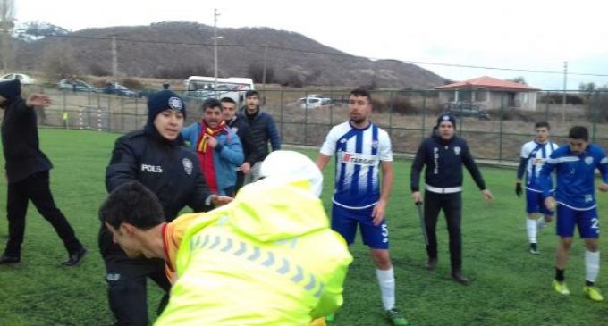 Futbolcular maç sonunda kavga etti, polis havaya ateş açarak ayırabildi