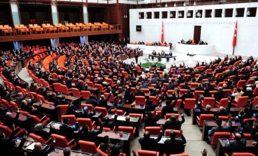 Tepki çeken teklif yeniden Meclis’e geliyor: AKP’den sosyal medyaya sansür!
