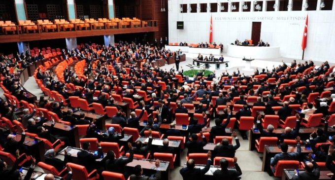 Tepki çeken teklif yeniden Meclis’e geliyor: AKP’den sosyal medyaya sansür!