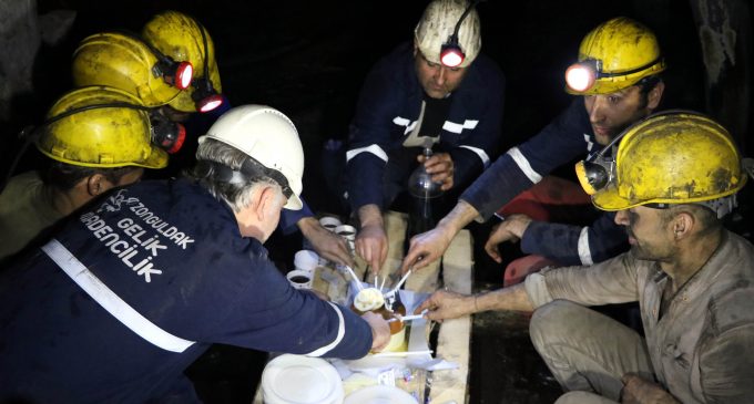Maden işçileri yerin metrelerce altında yeni yıla girdi