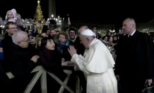 Papa elini sertçe çeken kadına tepki gösterdi