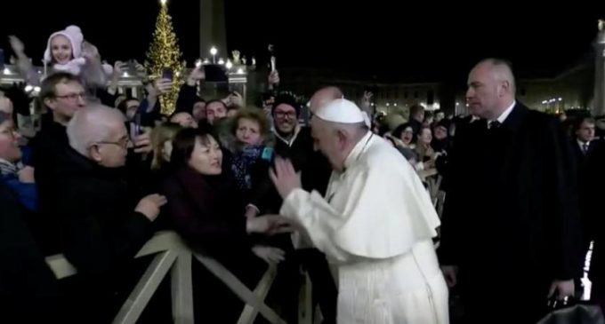 Papa elini sertçe çeken kadına tepki gösterdi