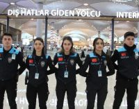 Pasaport polisleri, turkuaz renkli yelek giydi
