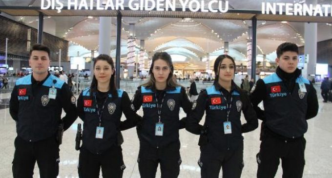 Pasaport polisleri, turkuaz renkli yelek giydi