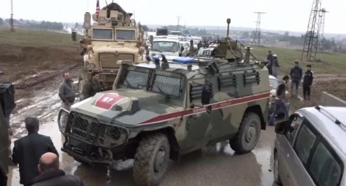 ABD ordusu, Rus askeri aracını durdurarak geri çevirdi