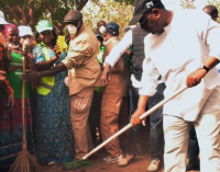 Senegal Cumhurbaşkanı elinde süpürgesiyle sokak temizledi