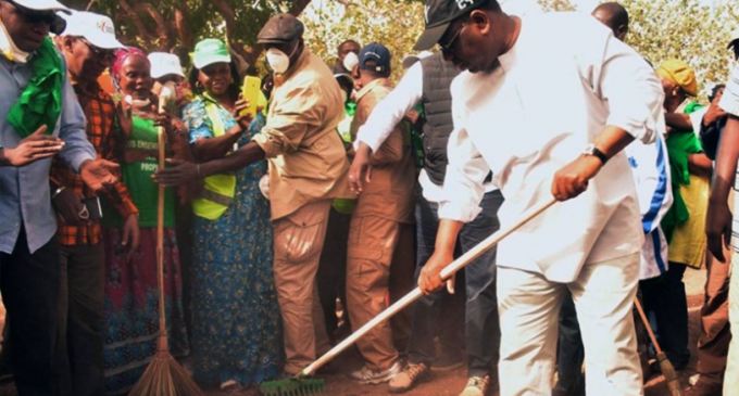 Senegal Cumhurbaşkanı elinde süpürgesiyle sokak temizledi