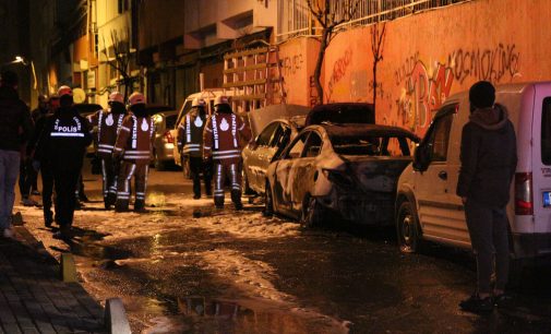 İstanbul’un göbeğinde dokuz otomobilin lastiği kesildi, iki otomobil ateşe verildi