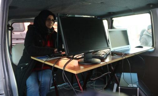 Yerel gazete, depremde ofisi zarar görünce minibüsten hazırlanıyor