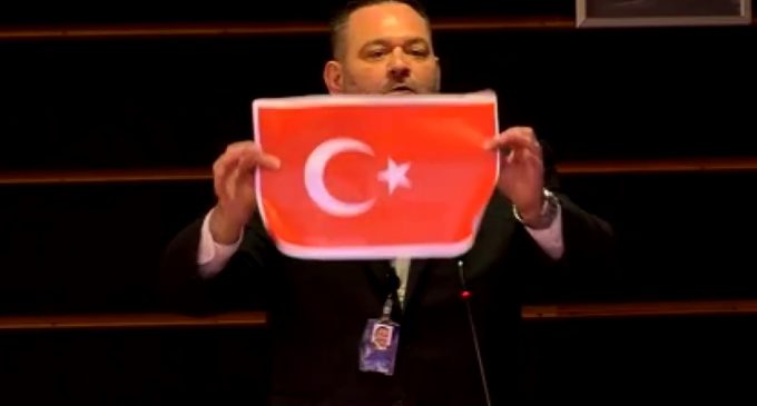 Yunan vekil Avrupa Parlamentosu’nda Türk bayrağı yırttı