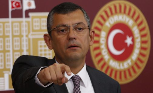 CHP’li Özel’den AKP’lilerin tepkisine yanıt: ‘Bozuntu’ kısmını geri alıyorum ‘diktatör’ sizin olsun