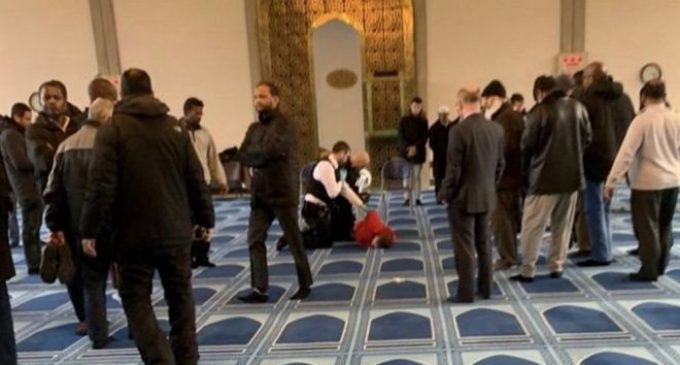 İngiltere’de camide saldırı: Namaz kılan bir kişi bıçaklandı