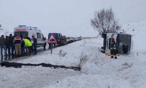 Erzurum’da halk otobüsü devrildi: Bir kişi yaşamını yitirdi