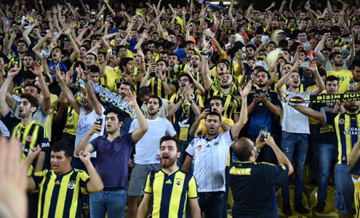 Fenerbahçe taraftarı ‘Damat istifa’ sloganları ve mesajlarla Bakan Albayrak’ı istifaya davet etti