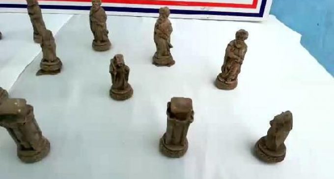Antik Mısır Uygarlığı dönemine ait satranç takımını satmak isterken yakalandılar