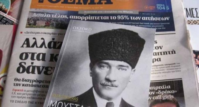 Yunan gazetesi okuyucularına ‘Atatürk – Türklerin Atası’ kitabını dağıttı