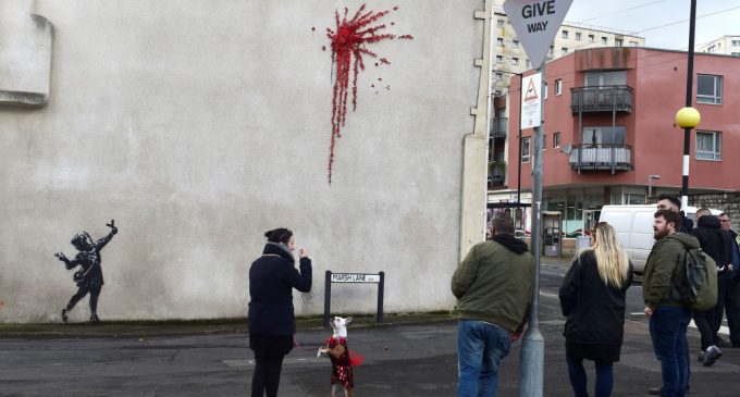 Gizemli sokak ressamı Banksy, Sevgililer Günü’nü unutmadı