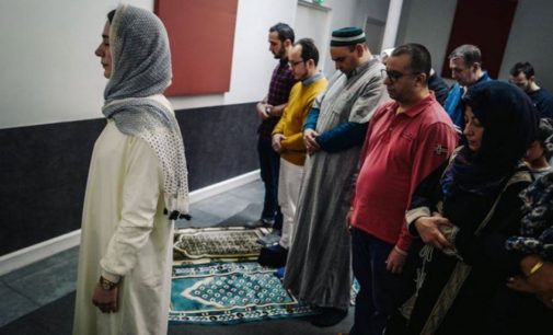 Camide bir ilk: Kadın imam cuma namazı kıldırdı, vaaz verdi