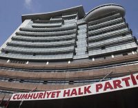 Hatay’a giden CHP heyeti: Sekiz asker yoğun bakımda, halk hastane önünde