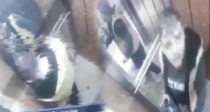 İzmir’de bir sucu, asansörde damacanaya idrarını yaparken görüntülendi