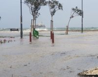 İzmir’de fırtına ve sağanak yağış: Deniz taştı Kordon sular altında kaldı