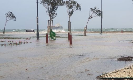 İzmir’de fırtına ve sağanak yağış: Deniz taştı Kordon sular altında kaldı