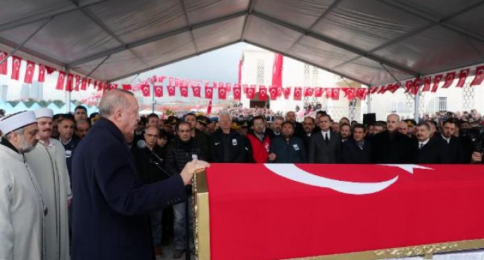 Erdoğan İdlib’de yaşamını yitiren askerin cenaze töreninde konuştu: Emre, peygamberimize komşu oldu