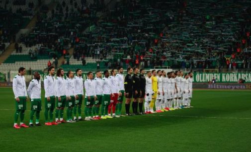 Futbol karşılaşmaları öncesi askerlerin anısına bir dakikalık saygı duruşu