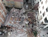 İstanbul’un göbeğinde bina çöktü