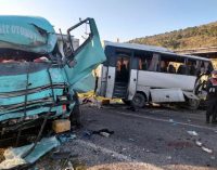 İzmir’de işçi servisi ile kamyon çarpıştı: Dört kişi yaşamını yitirdi