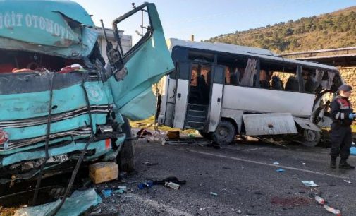 İzmir’de işçi servisi ile kamyon çarpıştı: Dört kişi yaşamını yitirdi