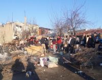 İzmir’de sokak ortasında iki grup arasında silahlı çatışma