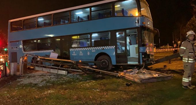 Halk otobüsü durağa daldı: Üçü ağır beş yaralı