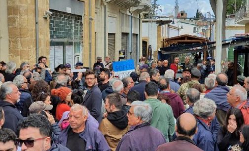 Kıbrıs’ta kapıların kapatılması Yeşil Hat’ta protesto edildi: Kıbrıs’ta barış engellenemez