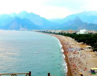 Antalya Valisi’nden otelcilere uyarı: Dedikodulara inanmayın, fiyatları aşağı çekmeyin