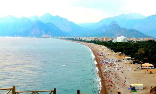 Antalya Valisi’nden otelcilere uyarı: Dedikodulara inanmayın, fiyatları aşağı çekmeyin