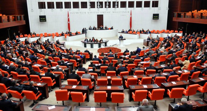 CHP, koronavirüs nedeniyle sınırda bekleyen Türk şoförleri Meclis’e taşıdı