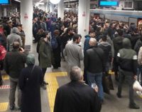 Metro seferlerinde arıza nedeniyle aksama: İstasyonlarda yoğunluk oluştu