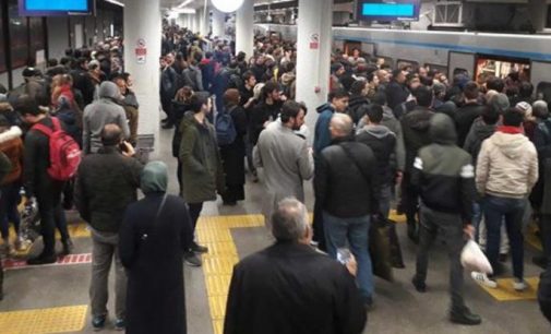 Metro seferlerinde arıza nedeniyle aksama: İstasyonlarda yoğunluk oluştu