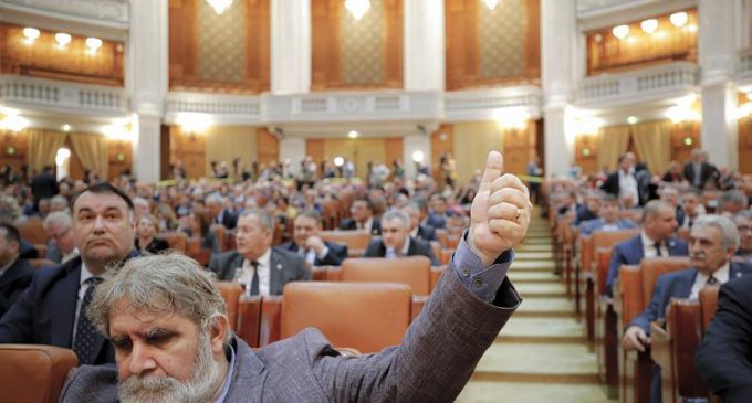 Romanya’da meclisten güven oyu alamayan hükümet düştü