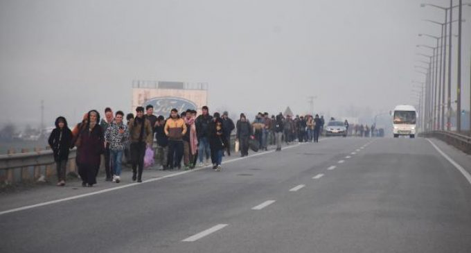 Sığınmacılar sınır kapılarına ve sahillere akın etti: ‘Türkiye kapıları açıyor’ haberi hızla yayıldı