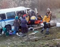 Tarım işçilerini taşıyan servis kaza sonucu şarampole devrildi: 13 yaralı