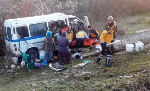 Tarım işçilerini taşıyan servis kaza sonucu şarampole devrildi: 13 yaralı