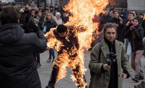 Ukrayna’da hükümete protesto: Cumhurbaşkanlığı önünde kendini yaktı