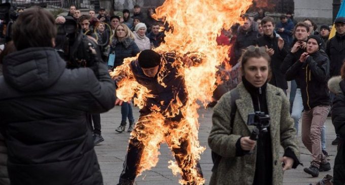 Ukrayna’da hükümete protesto: Cumhurbaşkanlığı önünde kendini yaktı