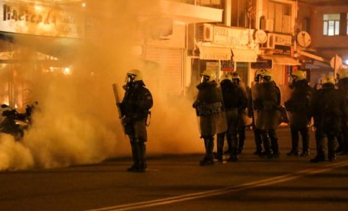 Midilli ve Sakız adalarında göçmen karşıtlarıyla polis arasında çatışma