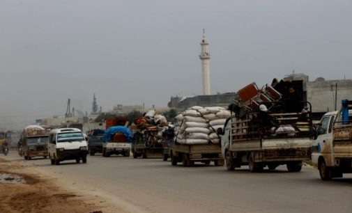 İdlib’den göç büyüyor: 830 bini aşkın Suriyeli Türkiye sınırında bekliyor
