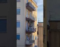 İtalyanlar koronavirüse ‘balkon orkestrası’ ile direniyor